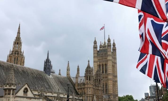 UK Economy Slows as Political Unrest, Mideast War Bite