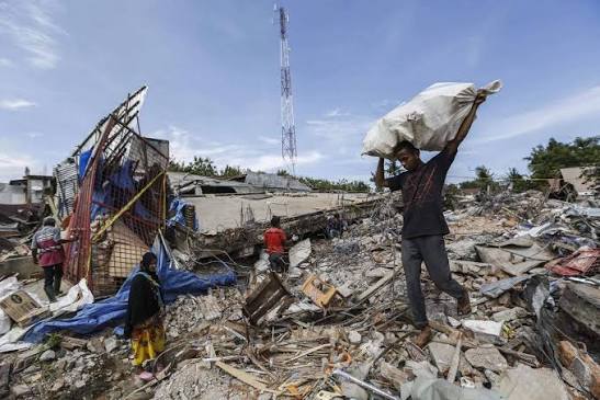 Earthquake kills 54, displaces 12,800 in Indonesia