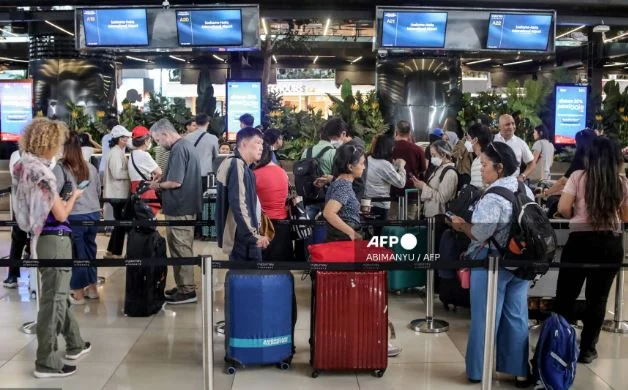 Indonesia’s Main Airport Suspends Operations After Volcanic Eruption