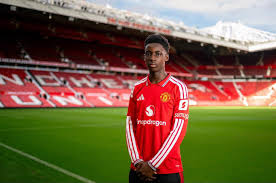 Manchester United Sign 16-Year-Old Nigerian-Descendant Midfielder David Eze