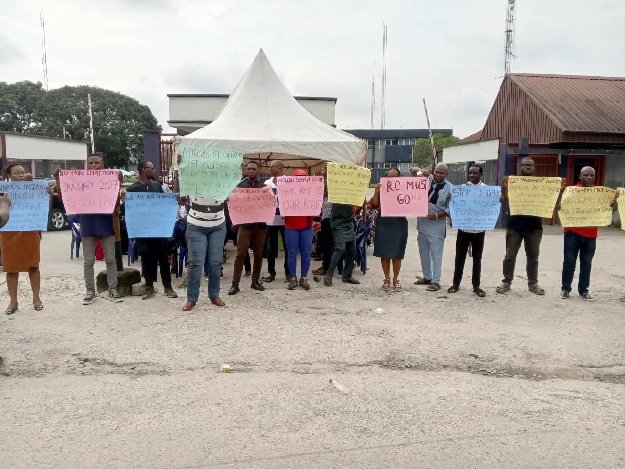 P’Harcourt Refinery’s Support Staff Protest Unpaid Salaries, Threaten Shutdown