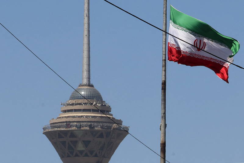 US Strikes Iran, Drawing Retaliatory Attack On American Base